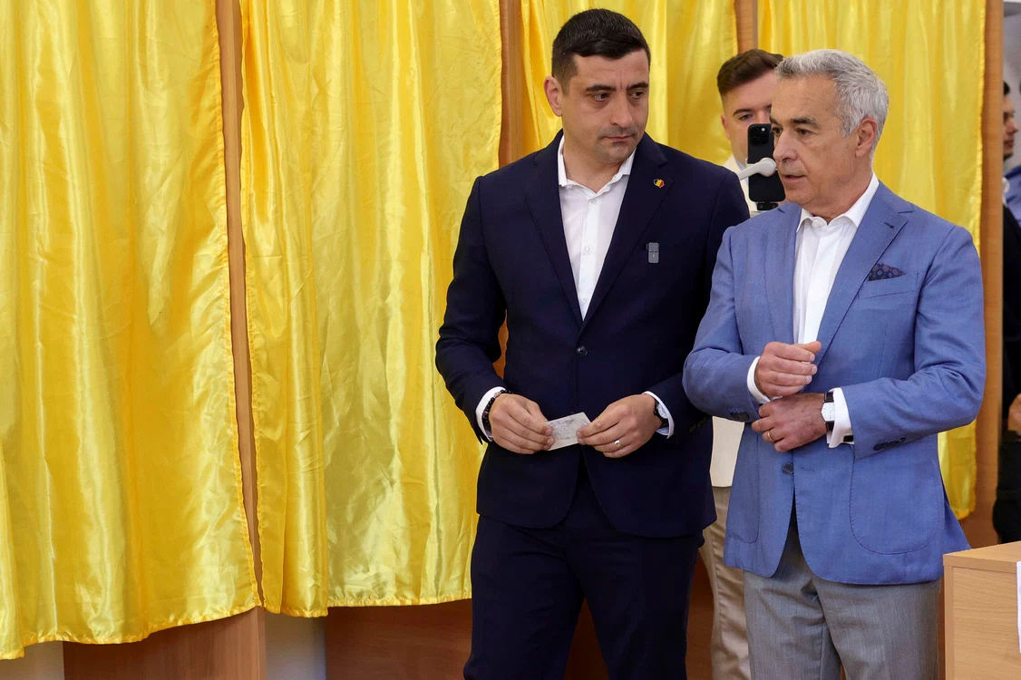 George Simion, candidatul AUR, însoțit de Georgescu la vot  FOTO Inquam 