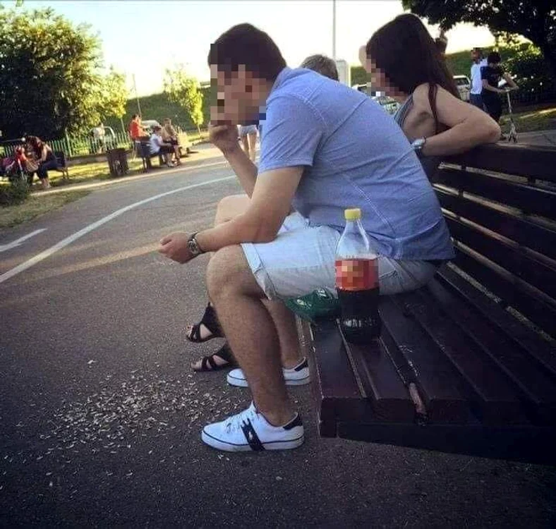 
    Au curățat cojile de semințele de pe jos în fața polițistei locale  