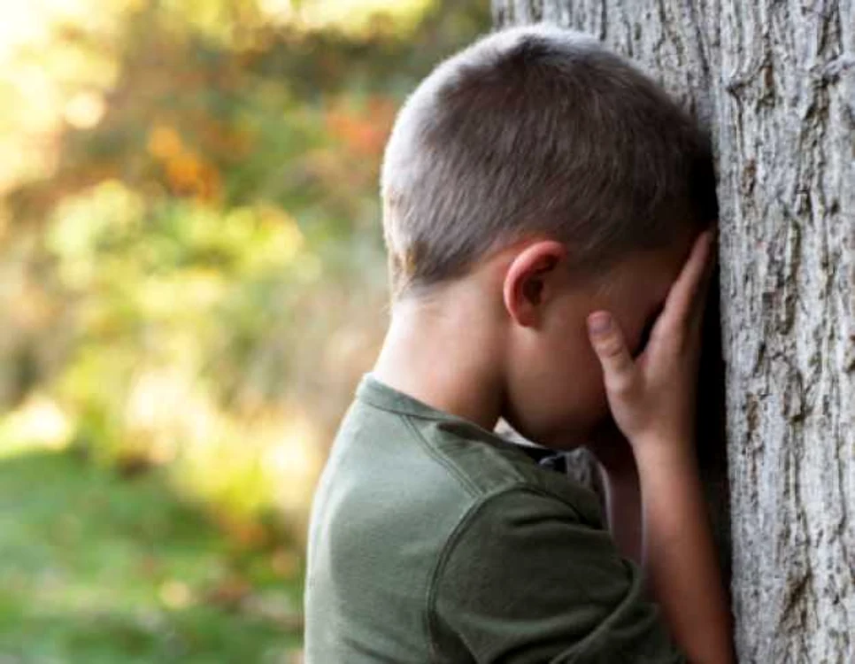 ”De-a v-aţi ascunselea” este un joc care se joacă în parcuri, unde există locuri după care să te poţi ascunde