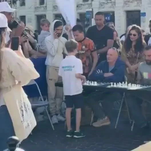 Un copil cu origini românești uimește Franța: Luca are doar 9 ani și a înfruntat simultan 12 adversari la șah