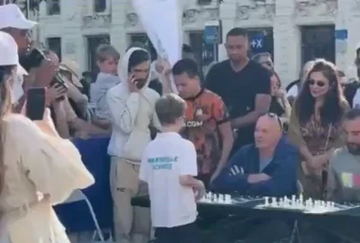 Luca Protopopescu, în vârstă de doar 9 ani, stabilit în Marsilia, a participat recent la 12 partide simultane de şah video X mp4 thumbnail png