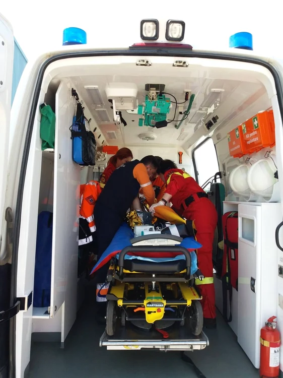 Copilul care a suferit multiple traumatisme a fost preluat de un echipaj de prim ajutor FOTO: arhiva