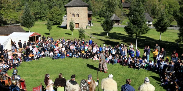 Istorie experimentală despre daci și romani la Muzeul Satului Vâlcean Înfruntarea lupilor Foto Veteres Milites Sibiu jpg