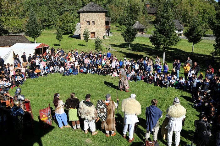 Istorie pe viu la Muzeul Satului din Râmnicu Vâlcea Foto Veteres Milites Sibiu