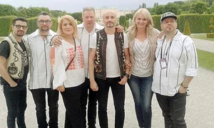 Iuliana Marciuc şi Liana Stanciu i au  însoţit peste tot pe băieţii de la Voltaj jpeg