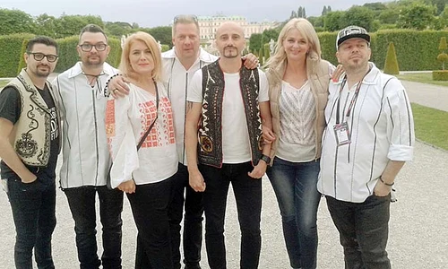 Iuliana Marciuc şi Liana Stanciu i au  însoţit peste tot pe băieţii de la Voltaj jpeg