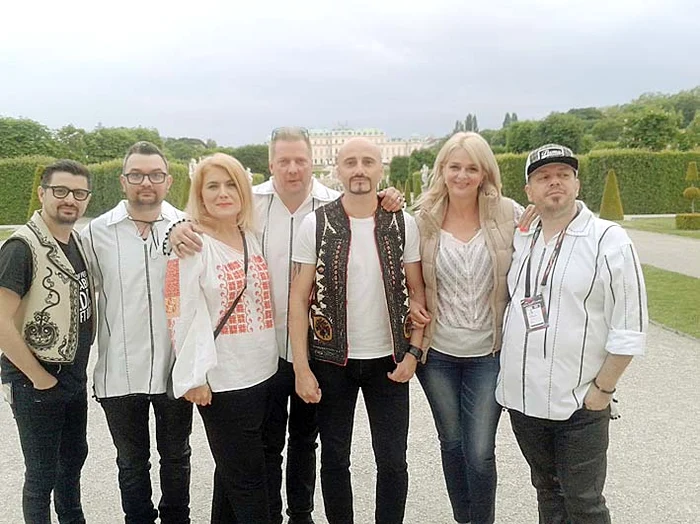 Iuliana Marciuc şi Liana Stanciu i-au însoţit peste tot pe băieţii de la Voltaj