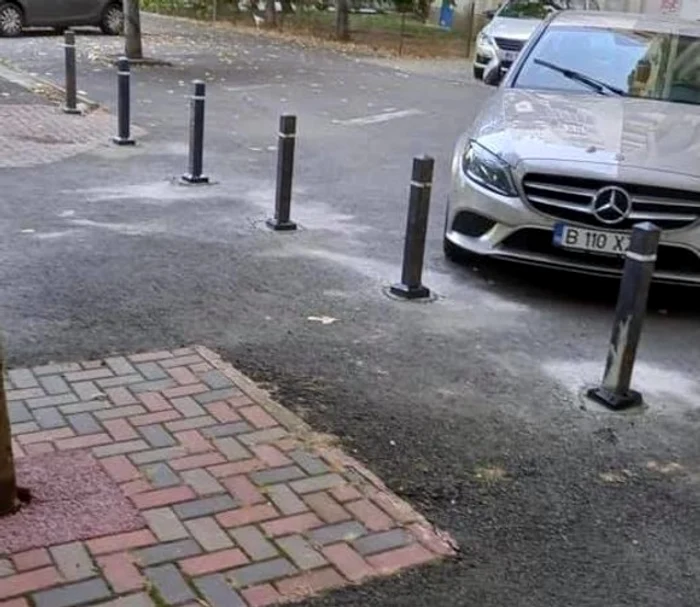 
    Au fost puși și stâlpișori antiparcare   