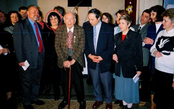 Familia Mihai şi Lidia Vitcu alături de colegi şi prieteni. FOTO: cronicadefalticeni.com