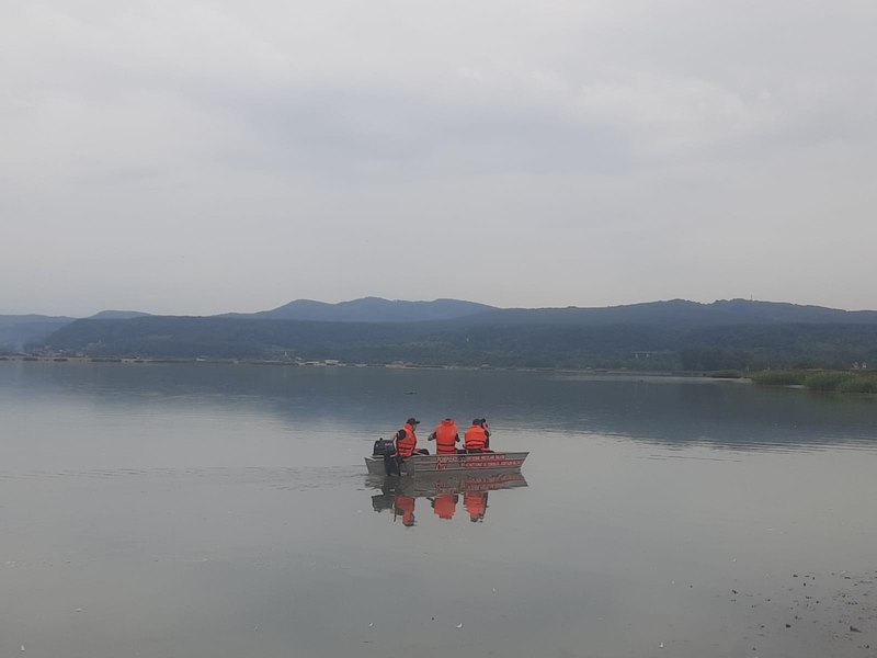 Persoană dispărută într-un lac din județul Harghita. Pompierii au pornit în căutarea ei 