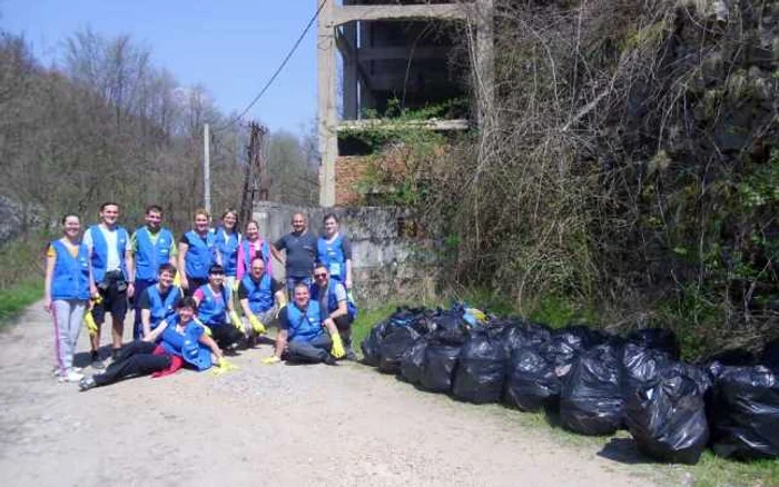 Voluntarii au adunat peste 30 de saci de gunoaie