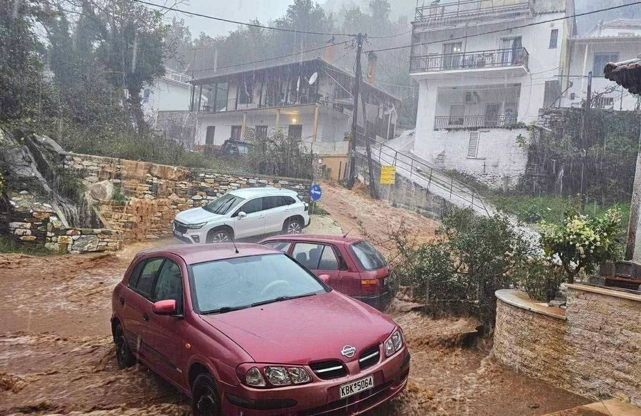 Tablou dezolant pe o insulă grecească îndrăgită de români. Ciclonul Adel a provocat pagube materiale semnificative, haos pe drumuri. Mai multe mașini luate de ape