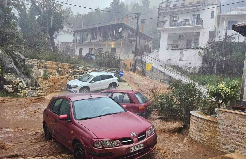 Tablou dezolant pe o insulă grecească îndrăgită de români. Ciclonul Adel a provocat pagube materiale semnificative, haos pe drumuri. Mai multe mașini luate de ape