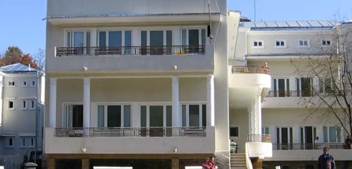 Sanatoriul din Brad a fost construit în pădure, dar defrişările îl lasă în pustiu.