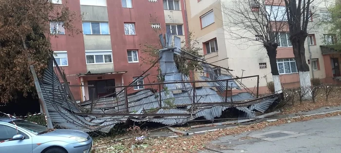 Acoperişul unui bloc din caransebeş a fost smuls de vânt şi a căzut în faţa scării. Foto Facebook