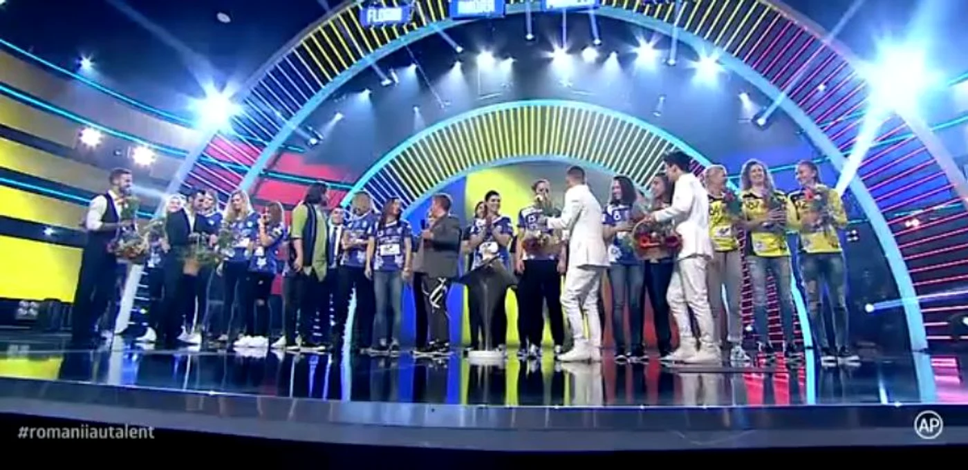 
    Fetele de la CSM București au fost primite cu aplauze la "Românii au talent"Foto: captură Pro Tv  