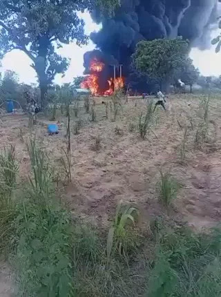 Zeci de oameni au murit, după ce o cisternă s-a răsturnat și a explodat în Nigeria