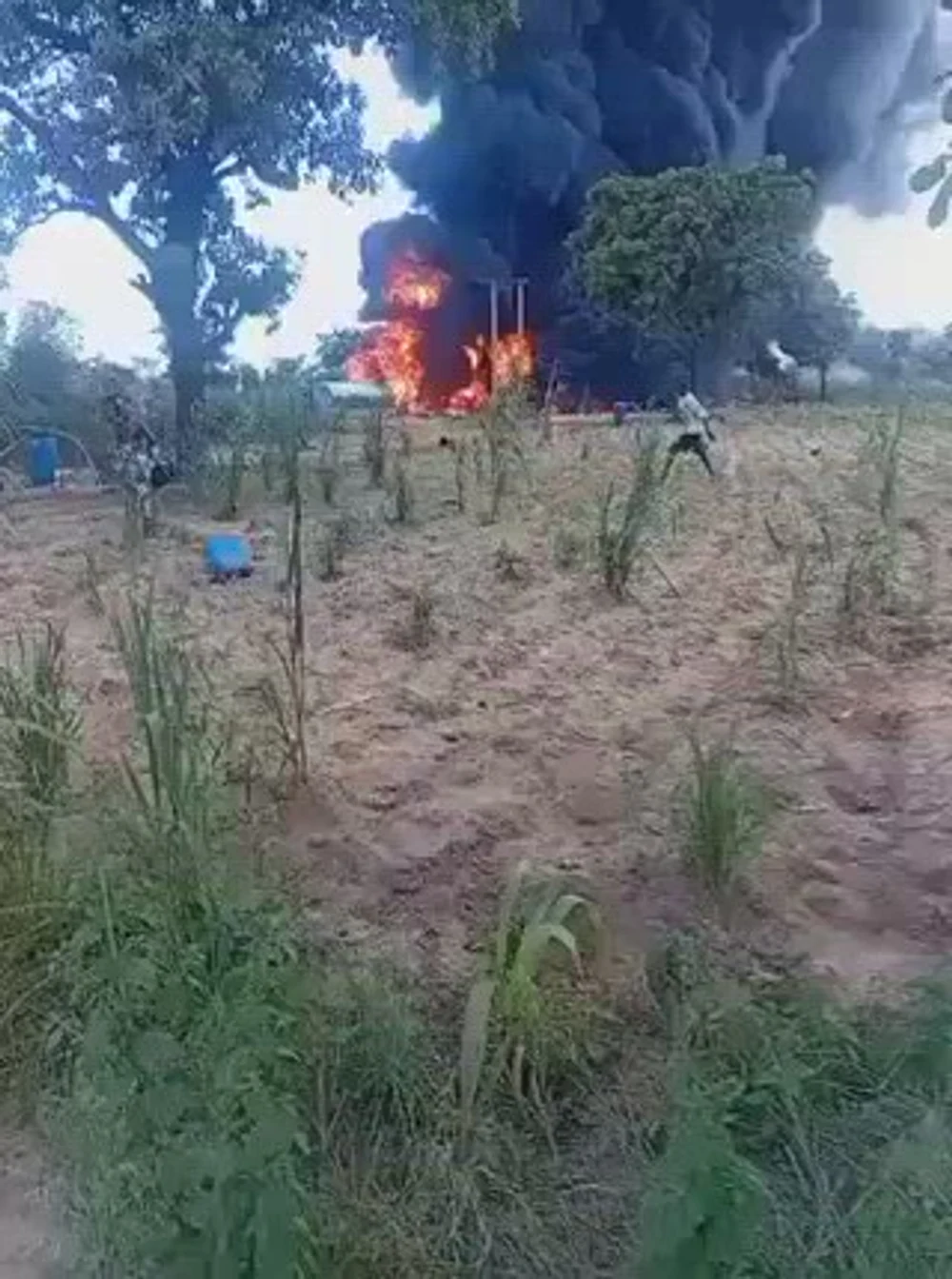 Zeci de oameni au murit, după ce o cisternă s-a răsturnat și a explodat în Nigeria