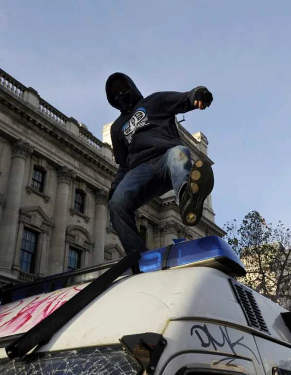Furia sudentelor "războinice" face ravagii la Londra. Foto: EPA