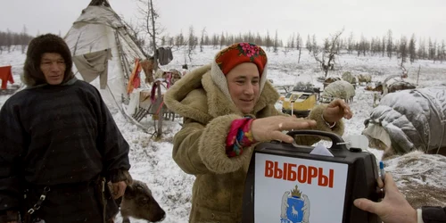 Membri ai Comisiei Electorale ruse, cu urna mobilă la crescătorii de reni