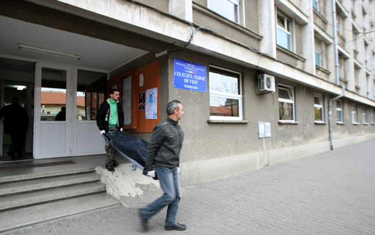 Băiatul de doar 17 ani s-a sinucis spânzurându-se de calorifer, în camera sa de cămin. FOTO: Sebastian Tătaru