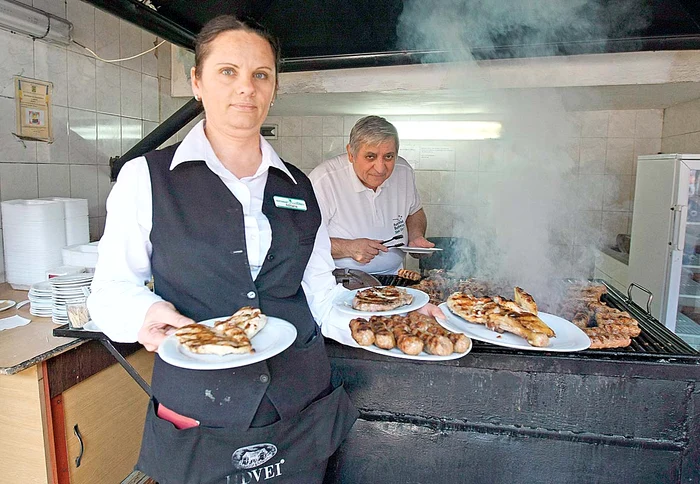 Nea Sandu Cocoșatu’ (foto dreapta) prepară mii de mititei  în fiecare zi
