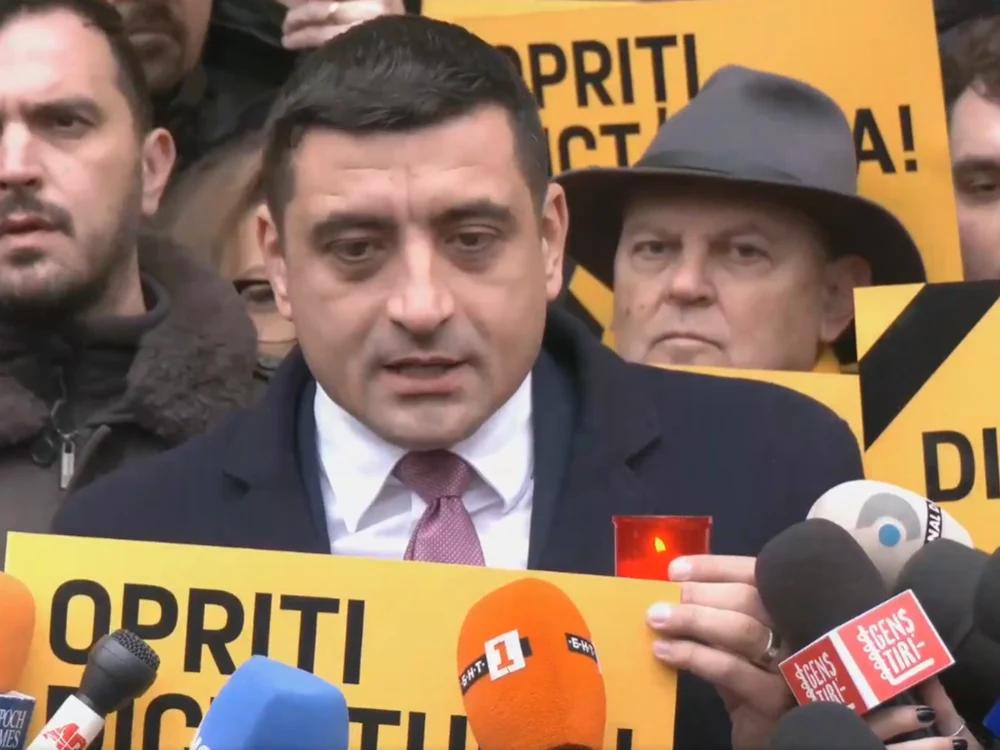Simion a aprins o lumânare pentru a „comemora” democrația României/FOTO: Captură Facebook