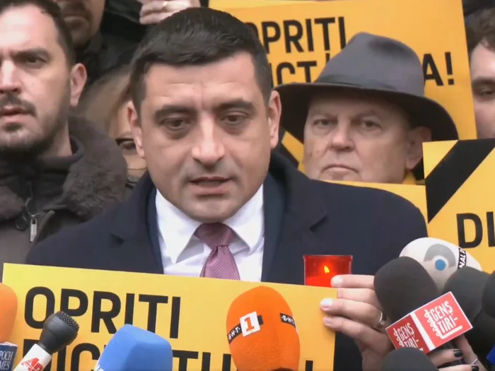Simion a aprins o lumânare pentru a „comemora” democrația României/FOTO: Captură Facebook