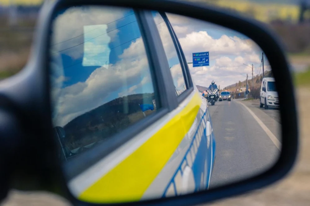 Un poliţist a fost lovit cu mașina de o șoferiță, în timpul unei acţiuni cu radar pe autostradă