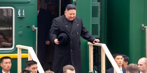 Liderul nord-coreean Kim Jong Un coboară din trenul său blindat la o staţie din oraşul rus de frontieră Khasan FOTO AFP / Serviciul de presă al Administraţiei Primorsky Krai / Alexander Safranov