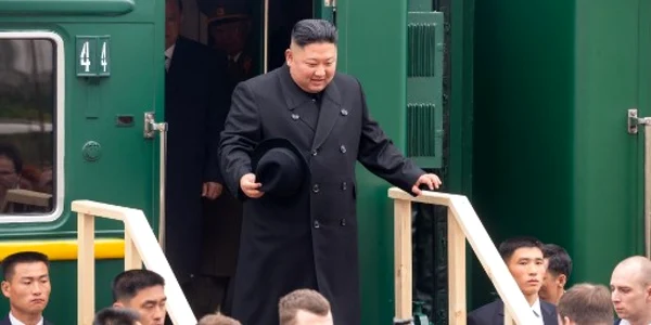 Liderul nord-coreean Kim Jong Un coboară din trenul său blindat la o staţie din oraşul rus de frontieră Khasan FOTO AFP / Serviciul de presă al Administraţiei Primorsky Krai / Alexander Safranov
