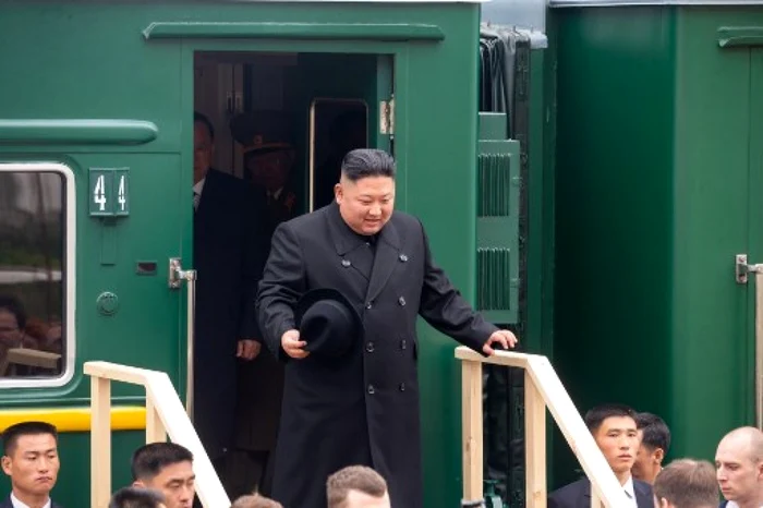 Kim Jong-un coborând din trenul său blindat într-o staţie din Rusia FOTO AFP/ Serviciul de presă al Administraţiei Primorskii Krai/ Aleksandr Safranov