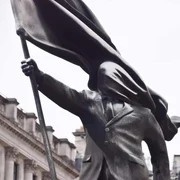 sculptura noua Bansky in Londra FOTO X jpg
