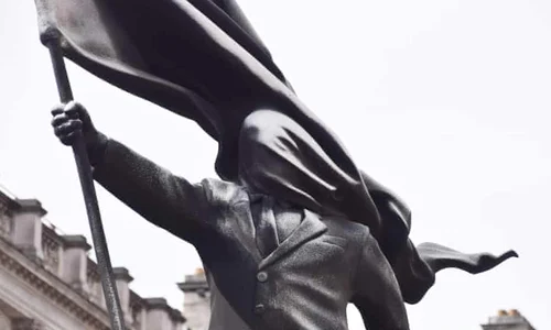 sculptura noua Bansky in Londra FOTO X jpg