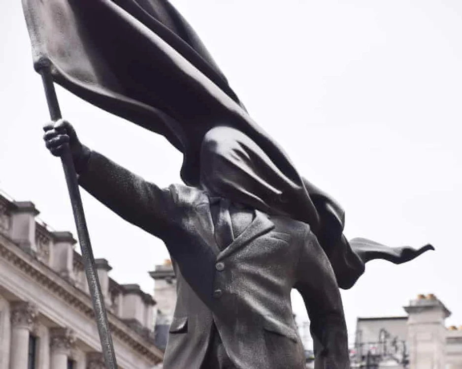 Statuia misterioasă din centrul Londrei. FOTO: X/@AndrewofA
