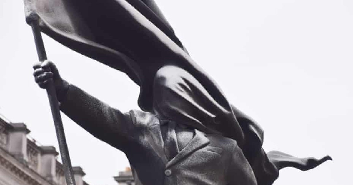 Cine este Bansky, enigmaticul artist care și-a lăsat semnătura pe o statuie uriașă, apărută peste noapte în centrul Londrei