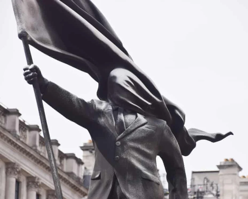 Cine este Bansky, enigmaticul artist care și-a lăsat semnătura pe o statuie uriașă apărută peste noapte în centrul Londrei