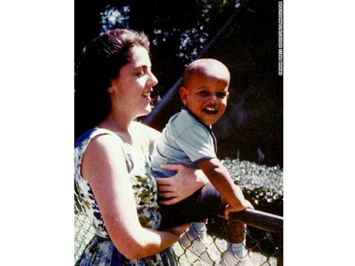 Barack Obama şi mama sa, Ann Dunham.