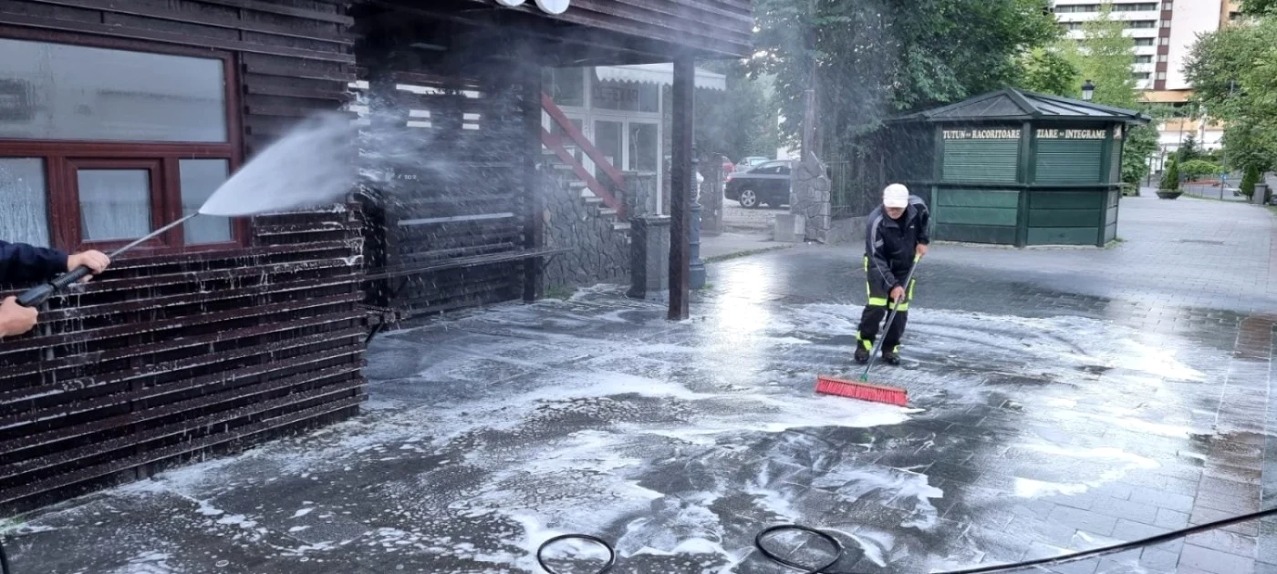 Staţiile de autobuz şi piaţetele intens circulate din Sinaia, spălate periodic cu detergent FOTO Facebook/Primăria Sinaia