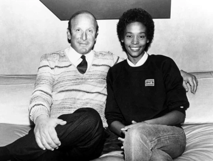 Whitney Houston în primii ani ai carierei, alături de Clive Davis