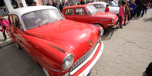 Expoziţie de maşini retro în Deva