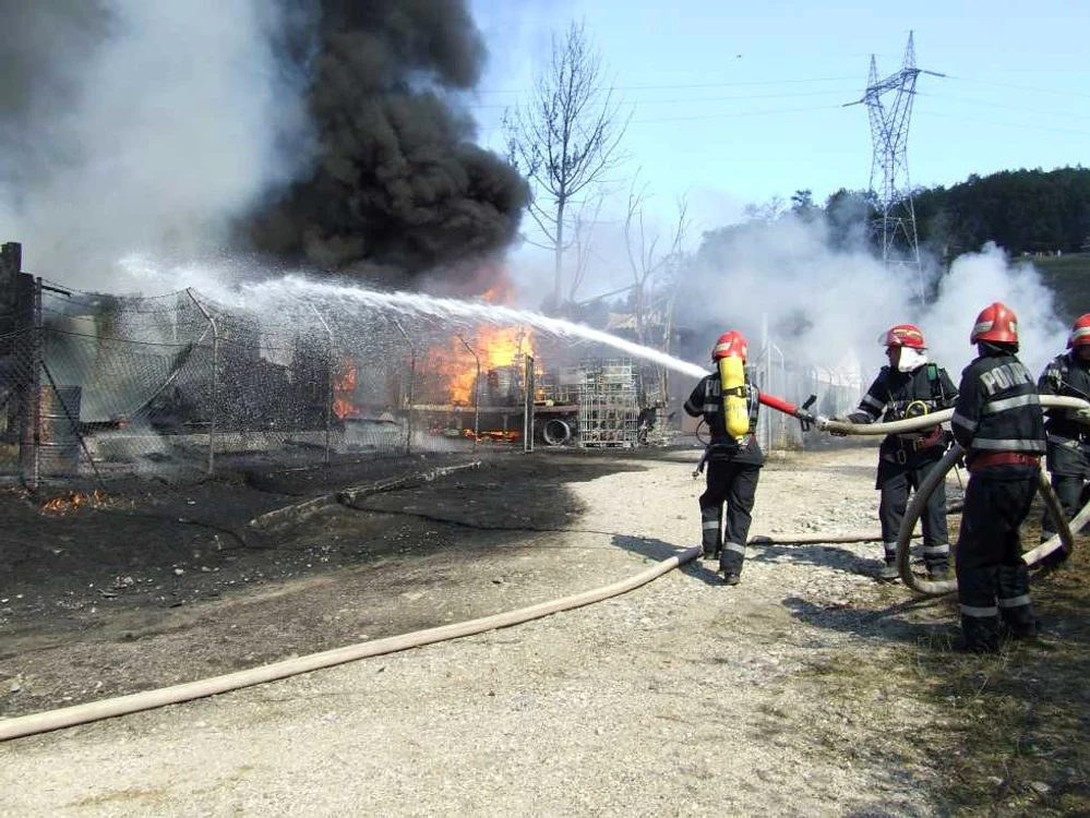 Pompierii au fost chemaţi din turele libere pentru a stinge incendiul de la fabrica de vopseluri