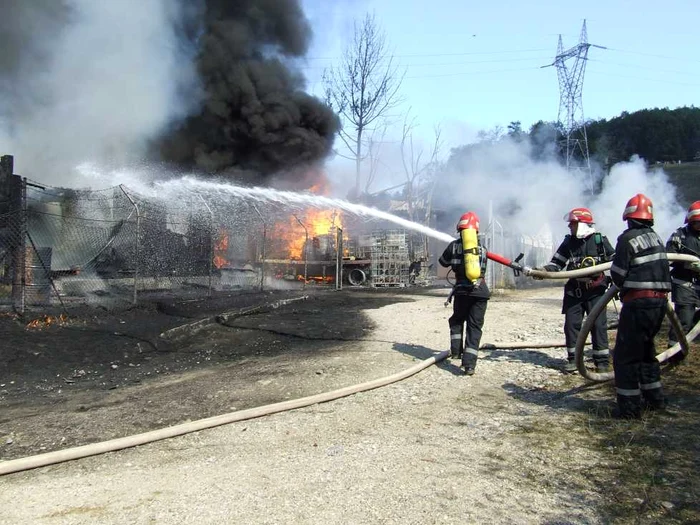 Pompierii au fost chemaţi din turele libere pentru a stinge incendiul de la fabrica de vopseluri