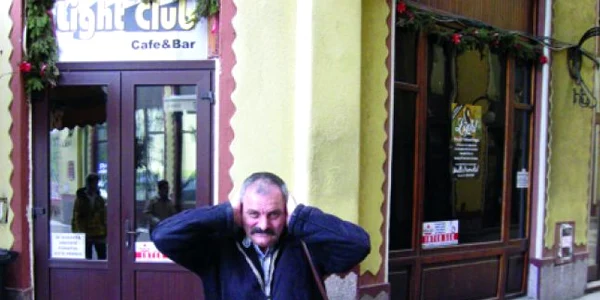 Gheorghe Manicia nu mai suportă gălăgia făcută de clubul din pasaj