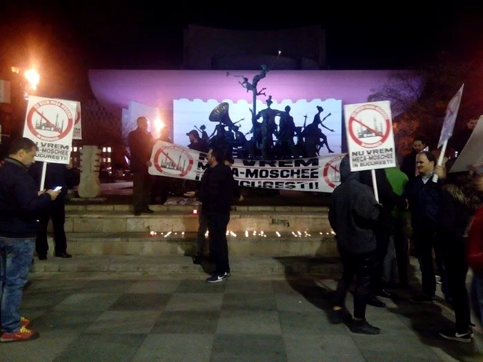 Miting împotriva cotelor de refugiaţi pe treptele Teatrului Naţional Bucureşti FOTO Mihaela Cojocariu