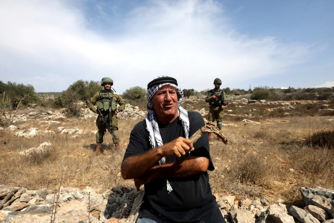 Palestinian flancat de soldați israelieni. Foto: Arhiva Adevărul