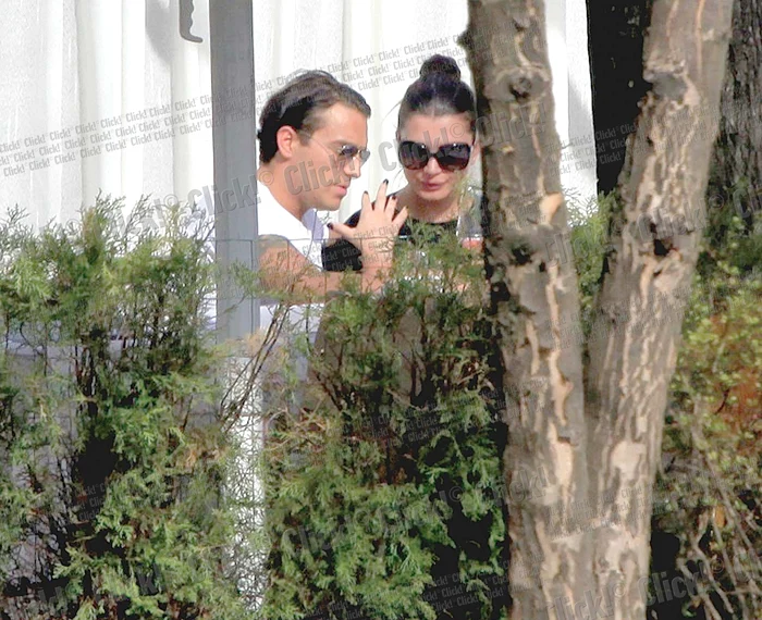 
    Fiica cea mică a preşedintelui României are o relaţie de aproape 3 ani cu Bogdan Ionescu, zis şi Syda. Înaintea acestuia, a mai avut o relaţie serioasă şi de lungă durată cu Andrei Hrebenciuc, cu care s-a iubit tot trei ani.  