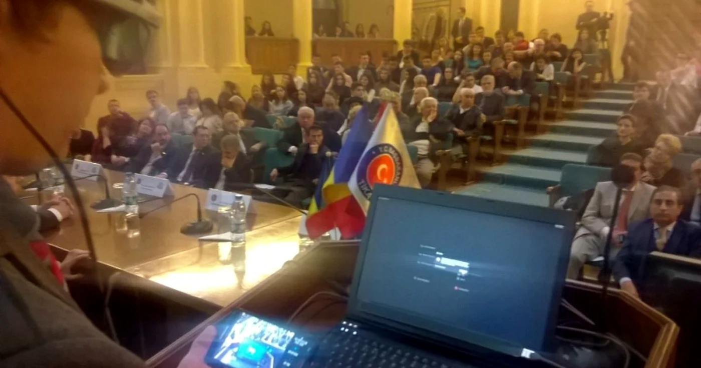 Cu ajutorul unor ochelari speciali specialiştii în marketing pot observa ce anume vede şi ce îl interesează pe un cumpărător la o reclamă FOTO: Adevărul Financiar