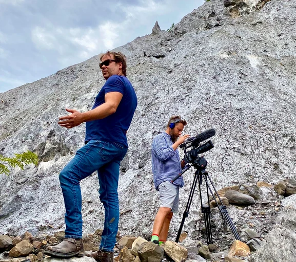 Charlie Ottley filmează în ținutul sării, la Mânzălești. SURSA Thorsten Kirschner
