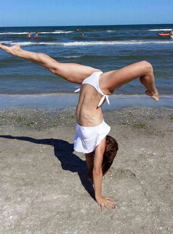 Ioana Chiţu este instructor de fitness şi nu se poate abţine să facă sport şi în vacanţă